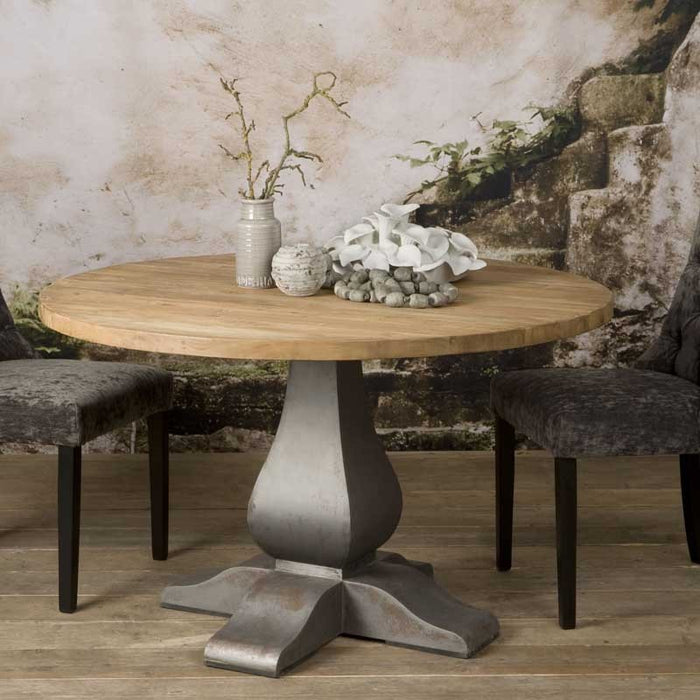 Pratas round dining table